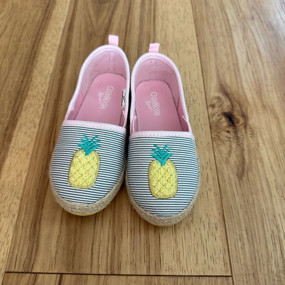 OshKosh. Girls shoes. Size 9.